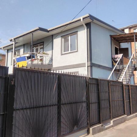 צ'רקסי Отель "Swallow House" מראה חיצוני תמונה